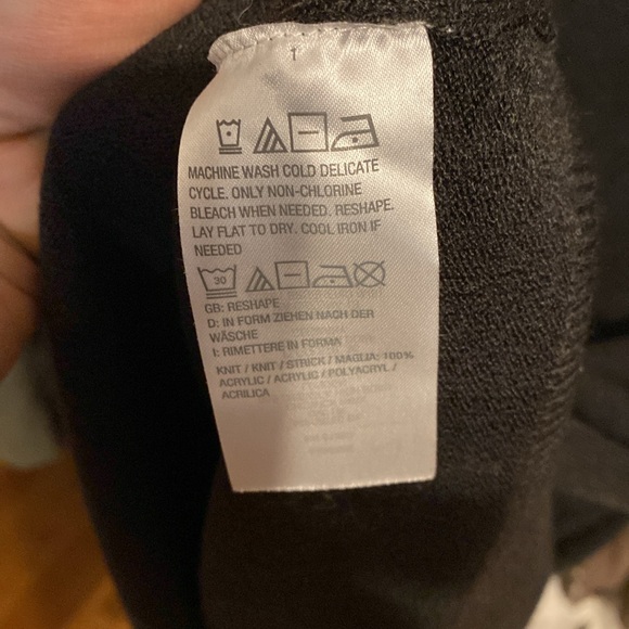 Denim & Co super soft v neck sweater. Medium. 29” long, 23” chest. - Picture 3 of 5